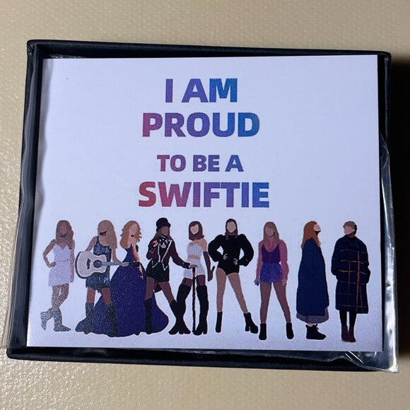 Taylor Swift "Lover" Inspired Script Gold Name Necklace with Gift Box - Picture 7 of 8